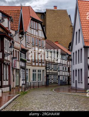 Wunderschöne Aussicht auf eine kleine Straße mit Fachwerkhäusern in Hamelin, Niedersachsen, Deutschland, Europa Stockfoto