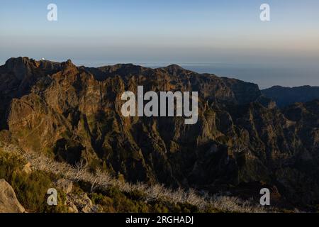 Atemberaubende Aussicht nach einer harten Wanderung auf den Gipfel des Pico Ruivo in Madeira mit Blick auf Pico do Arieiro während eines epischen Sonnenuntergangs. Stockfoto