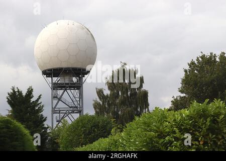NATS - National Air Traffic Service Radar Dome in Bovingdon, Hertfordshire. Die wetterfeste Kuppel schützt die Antenne und Radaranlage im Inneren. Stockfoto