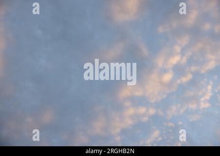 Erstaunliche Wolken hängen am blauen Himmel. Wunderbarer Sonnenuntergang und ein besserer Sonnenaufgang mit wunderschönen Wolken und farbenfrohem Himmel. Stockfoto
