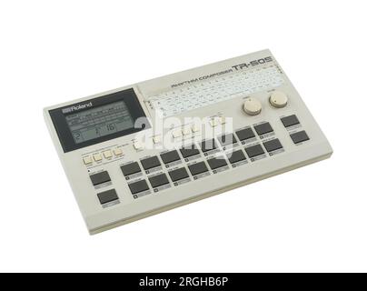 Los Angeles, Kalifornien, USA - 3. März 2022: Anschauliches Editorbild der alten Trommelmaschine Roland TR-505 Rhythm Composer. Isoliert mit Schnitt Stockfoto