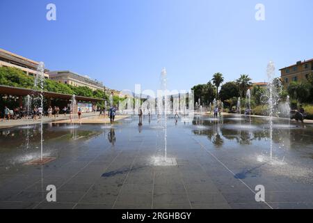 Spiegelwasserbrunnen im Parc du Paillon in Nizza Stockfoto