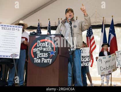 Austin, TX: Der texanische Gouverneur Rick Perry spricht bei einer Teeparty am Steuertag am 15. April im Rathaus gegen Förderprogramme der Bundesregierung vor einer Menge von schätzungsweise 1.000 US-Dollar. 15. April 2009. ©MKC / Daemmrich Photos Stockfoto