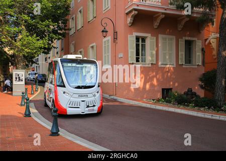 Autonomer elektrischer Shuttlebus, fahrerloser Bus Navya auf der Straße von Monaco Stockfoto