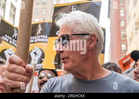 New York, USA. 09. Aug. 2023. Richard Gere besucht die WGA-Streikposte am 100. Streiktag bei Netflix und Warner Bros Discovery Offices in New York am 9. August 2023. Die Schriftstellergilde von Amerika begann am 2. Mai 2023 den Streik wegen Vertragsstreits. Am 14. Juli 2023 trat die "Screen Actors Guild - American Federation of Television and Radio Artists" bei. (Foto: Lev Radin/Sipa USA) Guthaben: SIPA USA/Alamy Live News Stockfoto