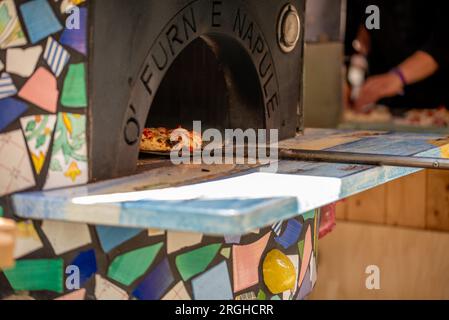 Eine Pizza in einem Holzofen. Stockfoto