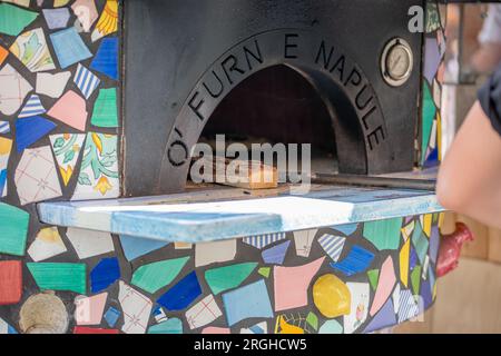 Eine Pizza in einem Holzofen. Stockfoto