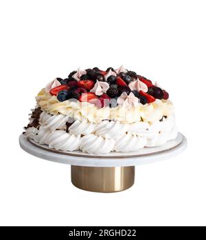 Pavlova-Kuchen mit Schlagsahne, Schokoladensauce und frischen Beeren. Isoliert auf weißem Hintergrund Stockfoto