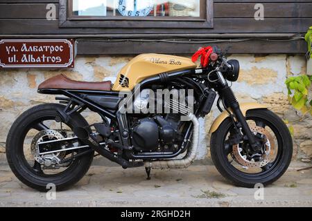 Motorrad Suzuki Bandit 600 Café Racer parkt auf der Straße Stockfoto