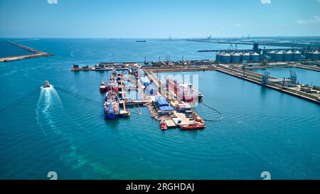 Draufsicht von Öltankern Schiffe im Hafen, Oil Terminal ist eine Industrieanlage zur Lagerung von Öl und petrochemischen Produkten für den Transport nach Stockfoto