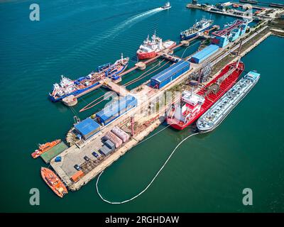 Draufsicht von Öltankern Schiffe im Hafen, Oil Terminal ist eine Industrieanlage zur Lagerung von Öl und petrochemischen Produkten für den Transport nach Stockfoto