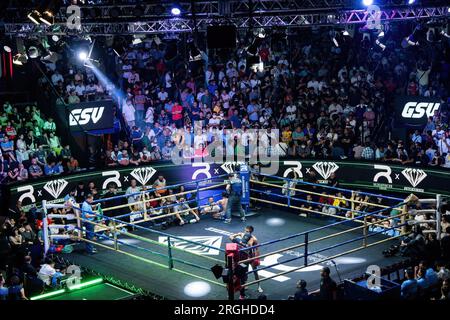 Bangkok, Thailand. 09. Aug. 2023. Jäger nehmen ihre Position im Boxring ein. Traditionelle Muay Thai Fight im Rajadamnern Stadium in Bangkok, Thailand, am 9. August 2023. Kredit: SOPA Images Limited/Alamy Live News Stockfoto