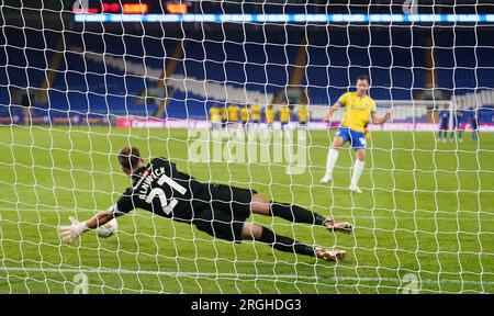 Torwart Jak Alnwick in Cardiff City spart sich einen Elfmeter von Tom Hopper von Colchester United beim Elfmeterschießen während des ersten Spiels des Carabao Cup im Cardiff City Stadium in Cardiff. Bilddatum: Mittwoch, 9. August 2023. Stockfoto