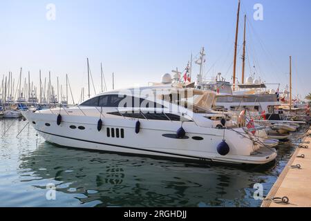 Luxuriöse Motoryacht im Hafen von Cannes Stockfoto