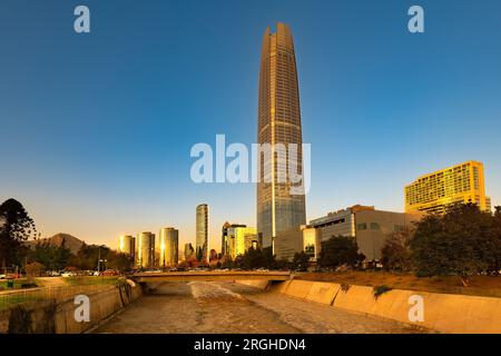 Skyline von Gebäuden im Stadtteil Providencia mit Rio Mapocho (Mapocho Fluss) im Vordergrund, Santiago de Chile Stockfoto