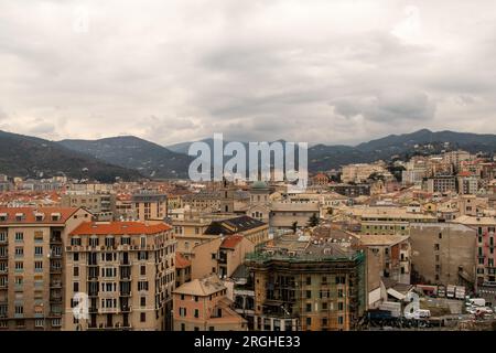 Stadtbild auf dem Dach mit der Kathedrale Santa Maria Assunta (1605) und der Appennino Ligure Range an einem bewölkten Tag, Savona, Ligurien, Italien Stockfoto