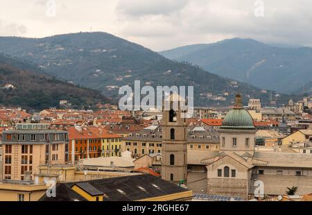 Stadtbild auf dem Dach mit der Kathedrale Santa Maria Assunta (1605) und der Appennino Ligure Range an einem bewölkten Tag, Savona, Ligurien, Italien Stockfoto