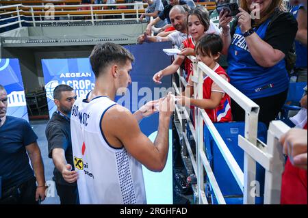 Athen, Lombardei, Griechenland. 9. Aug. 2023. 7 BOGDAN BOGDANOVIC von Serbien mit Fans nach dem Aegean Acropolis Tournament zwischen Italien und Serbien im Oaka-Stadion am 9. August 2023 in Athen, Griechenland. (Kreditbild: © Stefanos Kyriazis/ZUMA Press Wire) NUR REDAKTIONELLE VERWENDUNG! Nicht für den kommerziellen GEBRAUCH! Stockfoto