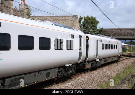 Neue Zweimodus-Mehrfacheinheit der Klasse 805 UM 300, gebaut von Hitachi Rail auf Testfahrt auf der West Coast Main Line, die am 9. August 2023 durch Carnforth führt. Stockfoto