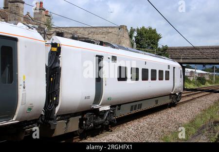 Neue Zweimodus-Mehrfacheinheit der Klasse 805 UM 300, gebaut von Hitachi Rail auf Testfahrt auf der West Coast Main Line, die am 9. August 2023 durch Carnforth führt. Stockfoto