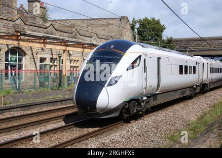 Neue Zweimodus-Mehrfacheinheit der Klasse 805 UM 300, gebaut von Hitachi Rail auf Testfahrt auf der West Coast Main Line, die am 9. August 2023 durch Carnforth führt. Stockfoto