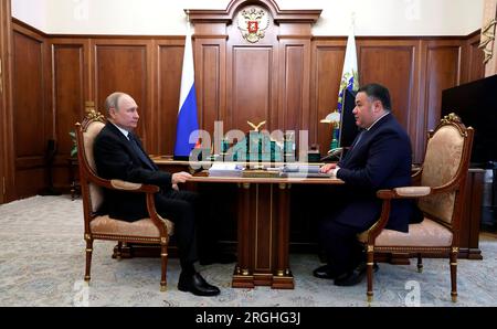 Moskau, Russland. 09. Aug. 2023. Der russische Präsident Wladimir Putin, links, hört auf den Gouverneur der Region Tver Igor Rudenya, rechts, während eines persönlichen Treffens im Kreml am 9. August 2023 in Moskau, Russland. Kredit: Mikhail Klimentyev/Kremlin Pool/Alamy Live News Stockfoto