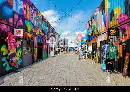 Saint John, NB, Kanada - 29. Juli 2023: Menschen und farbenfrohe Geschäfte im Waterfront Container Village in Saint John. Stockfoto