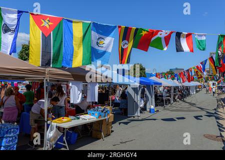 Saint John, NB, Kanada - 6. August 2023: Flaggen und Stände beim International Culture Fest in Saint John. Stockfoto