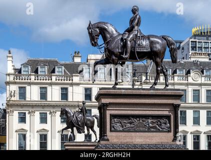 Reiterstatue von Prinz Albert und Königin Victoria in der Ferne am George Square in Glasgow Stockfoto