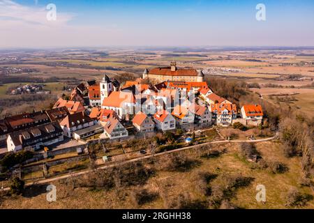 Das historische Waldenburg mit Kirche und Schloss über dem Hohenloher Land aus der Luft, Deutschland Stockfoto