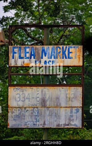 Am 8. August 2023 in Mobile, Alabama, ist ein rostiges Flohmarkt-Schild abgebildet. Stockfoto