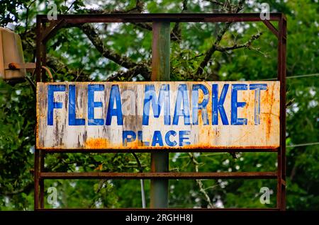 Am 8. August 2023 in Mobile, Alabama, ist ein rostiges Flohmarkt-Schild abgebildet. Stockfoto