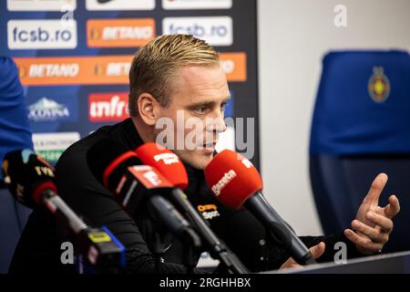 Bukarest, Rumänien. , . Cheftrainer Johannes Hoff Thorup vom FC Nordsjaelland, gesehen während einer Pressekonferenz im Vorfeld des Spiels der UEFA Conference Leauge zwischen FCSB und dem FC Nordsjaelland im Stadionul Steaua in Bukarest. (Foto: Gonzales Photo/Alamy Live News Stockfoto