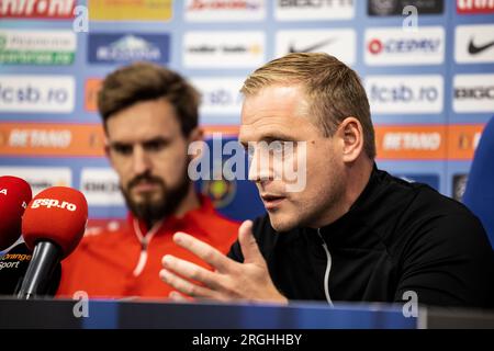 Bukarest, Rumänien. , . Cheftrainer Johannes Hoff Thorup vom FC Nordsjaelland, gesehen während einer Pressekonferenz im Vorfeld des Spiels der UEFA Conference Leauge zwischen FCSB und dem FC Nordsjaelland im Stadionul Steaua in Bukarest. (Foto: Gonzales Photo/Alamy Live News Stockfoto