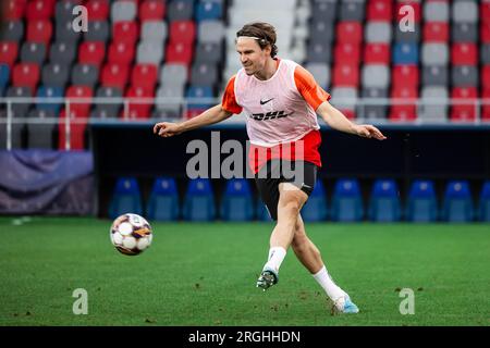 Bukarest, Rumänien. , . Erik Marxen vom FC Nordsjaelland wurde während eines letzten Trainings vor dem Spiel der UEFA Conference Leauge zwischen FCSB und FC Nordsjaelland im Stadionul Steaua in Bukarest gesehen. (Foto: Gonzales Photo/Alamy Live News Stockfoto