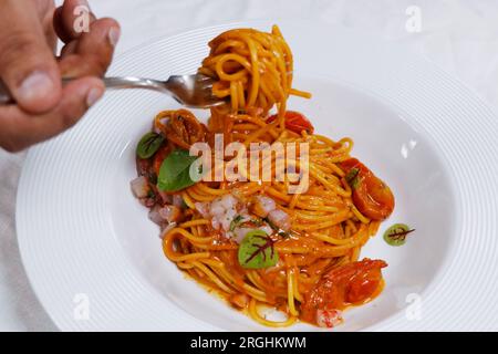 Italienische Spezialitäten, Spaghetti-Meeresfrüchtesoße mit roten Garnelen ( gambero rosso) Tartare Stockfoto