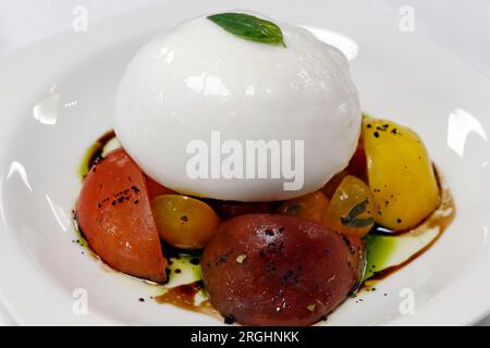italienischer Büffelmozzarella mit Tomatensalat Stockfoto