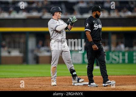 Harrison Bader (22) aus dem New York Yankees-Center feiert eine Single und geht während eines regulären MLB-Saisonspiels zwischen dem New Y zur zweiten Base Stockfoto