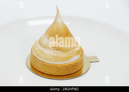 Zitronencreme mit Baiser-Dessert isoliert mit weißem Hintergrund Stockfoto