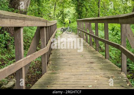 Klappfahrrad und Fußgängerbrücke – Katy Trail (seitlicher Naturpfad) in der Nähe von Rocheport, Missouri, in sommerlicher Landschaft Stockfoto