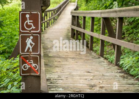 Fußgängerbrücke auf dem Katy Trail (seitlicher Naturpfad) in der Nähe von Rocheport, Missouri, in sommerlicher Landschaft Stockfoto