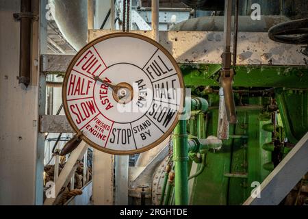 telegrafenkontrollen im Maschinenraum eines alten Dampfschiffs Stockfoto