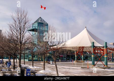 Winteruntergang in der Forks National Historic Site in Winnipeg, der Hauptstadt der kanadischen Provinz Manitoba, mit Forks Market Plaza und Stockfoto