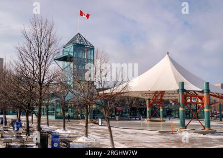 Winnipeg, Manitoba, Kanada - 11 18 2014: Winteruntergang in der The Forks National Historic Site im Zentrum von Winnipeg mit Forks Market Plaza und Baldachin Stockfoto