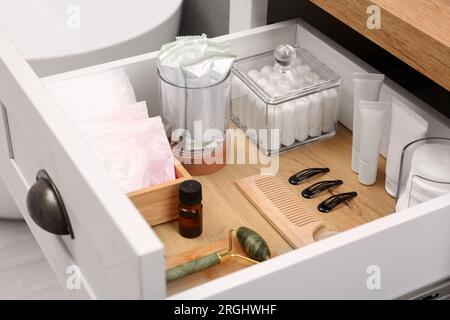 Offene Schrankschublade mit Tampons und Damenhygieneprodukten Stockfoto