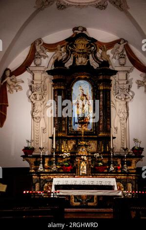 Barocke Kirche Chiesa di San Carlo Borromeo und Hochaltar mit unserer Lieben Frau des Gürtels in Lugano, Schweiz. Stockfoto