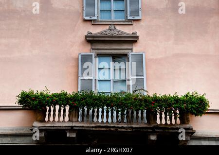 Steinbalkon auf der Riva Vicenzo Vela in italienischsprachigem Lugano, Schweiz. Stockfoto