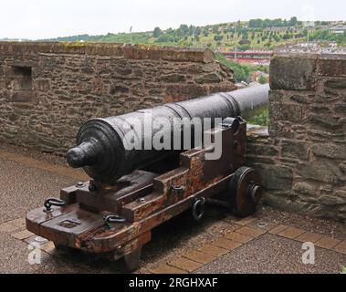 Derry Unionist Kanon, auf Londonderry Stadtmauern, der in Richtung Bogside, Double Bastion, Nordirland, BT48 zeigt Stockfoto