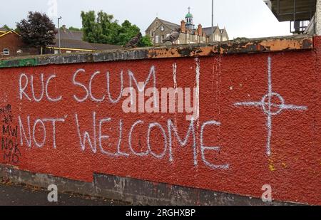 RUC-Abschaum nicht willkommen, Anti-PSNI-Graffiti, Strand Road-Viertel - Durrow Park, Bogside, Derry, Nordirland, Vereinigtes Königreich, BT48 9HA Stockfoto