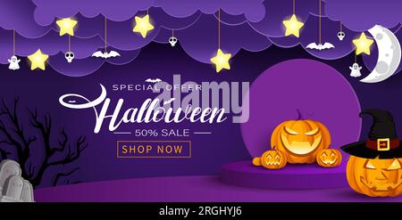Text-Vektor-Banner-Design für Halloween-Angebote. Halloween beängstigender Kürbis auf dem Podium mit papiergeschnittenen Wolken, Schädel- und Fledermauselementen auf violettem Hintergrund. Stock Vektor